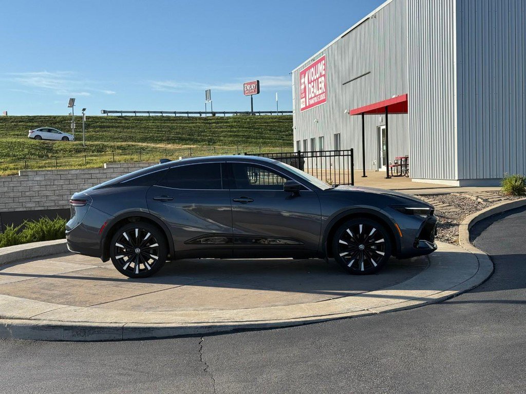 Used 2023 Toyota Crown Platinum video 2