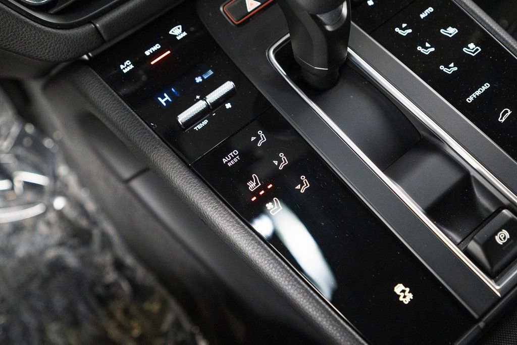 Certified 2025 Porsche Macan image 25