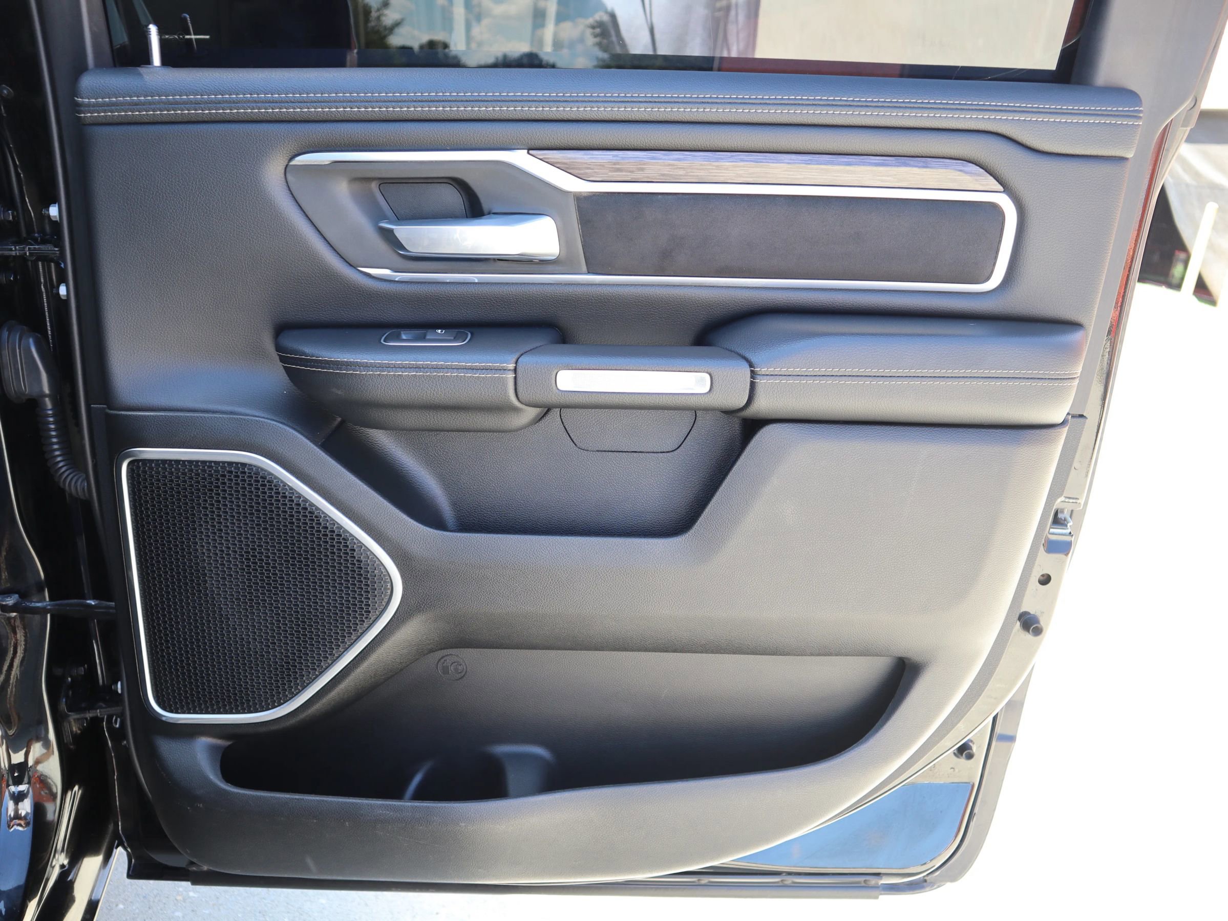 Used 2020 RAM 1500 Laramie image 32