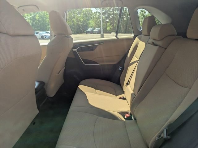 Used 2021 Toyota RAV4 LE AWD/4WD image 18