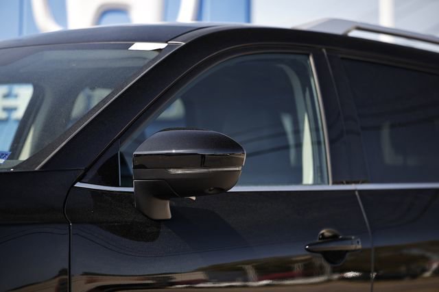 Used 2025 Nissan Pathfinder SL image 3