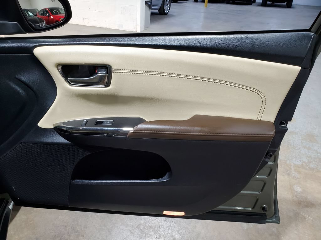 Used 2013 Toyota Avalon Limited w/ Technology Pkg FWD image 16