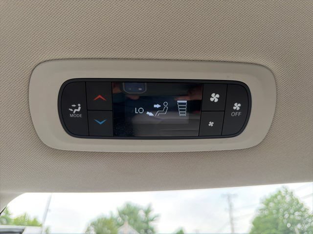 Used 2017 Chrysler Pacifica LX FWD image 38