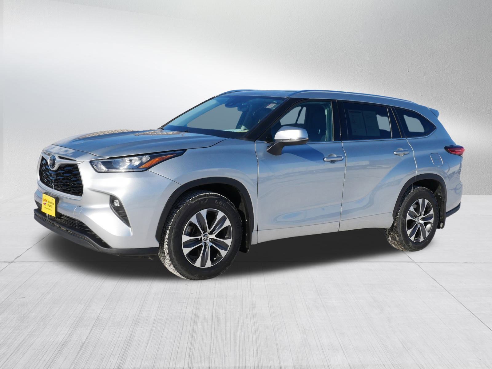Used 2020 Toyota Highlander XLE image 3