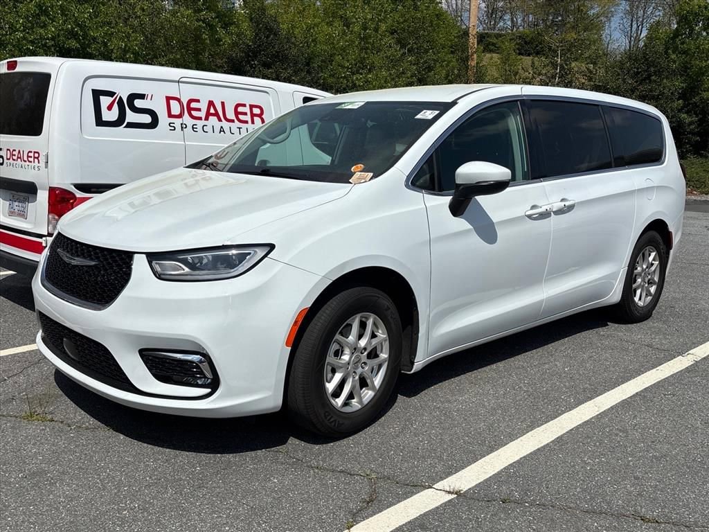 Used 2023 Chrysler Pacifica Touring-L image 2