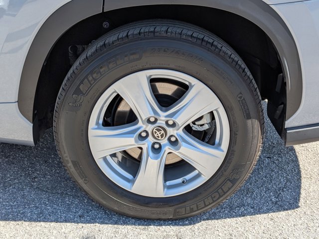 Used 2023 Toyota Highlander LE image 25