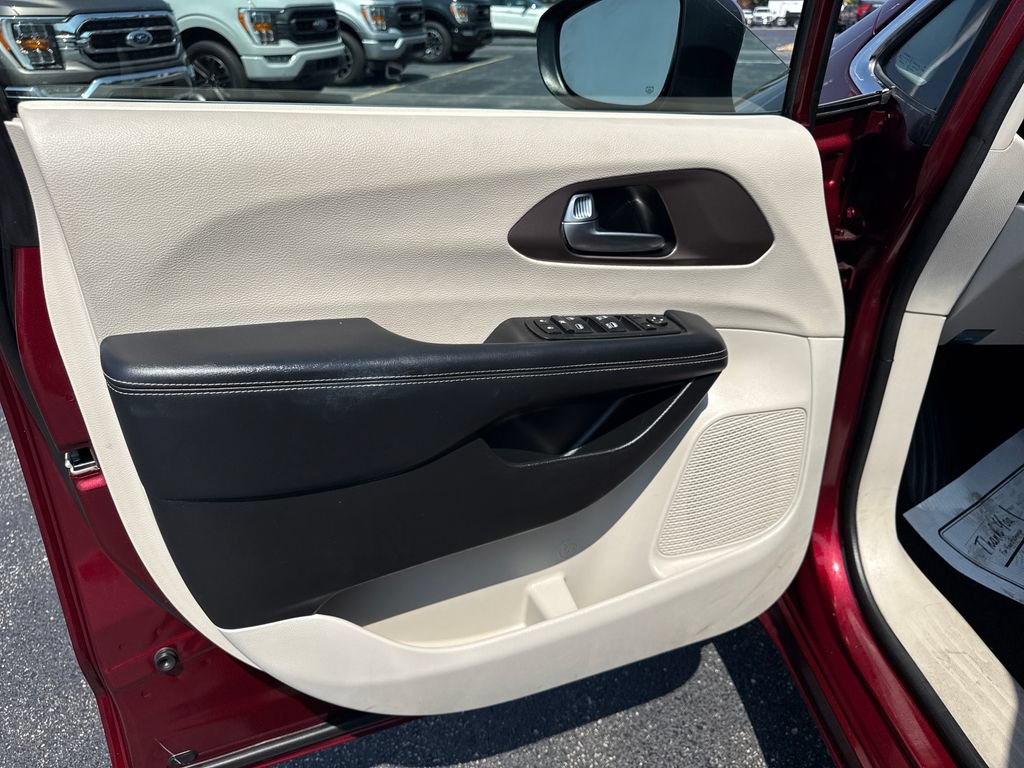 Used 2023 Chrysler Voyager LX FWD image 23