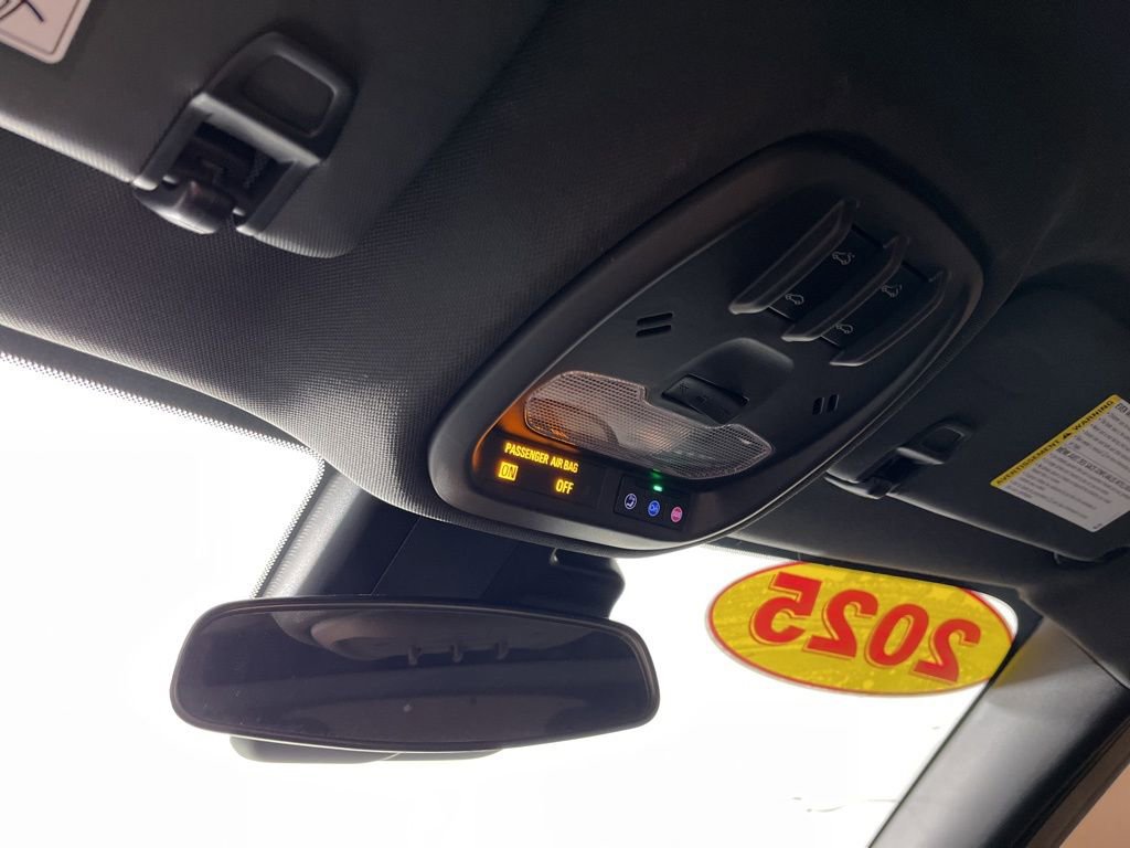 Used 2025 Chevrolet Trax RS w/ Sunroof Package FWD image 23