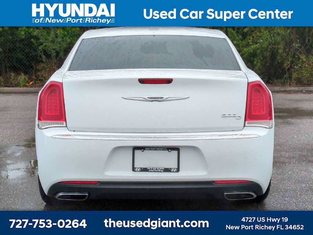 Used 2016 Chrysler 300 C RWD image 4