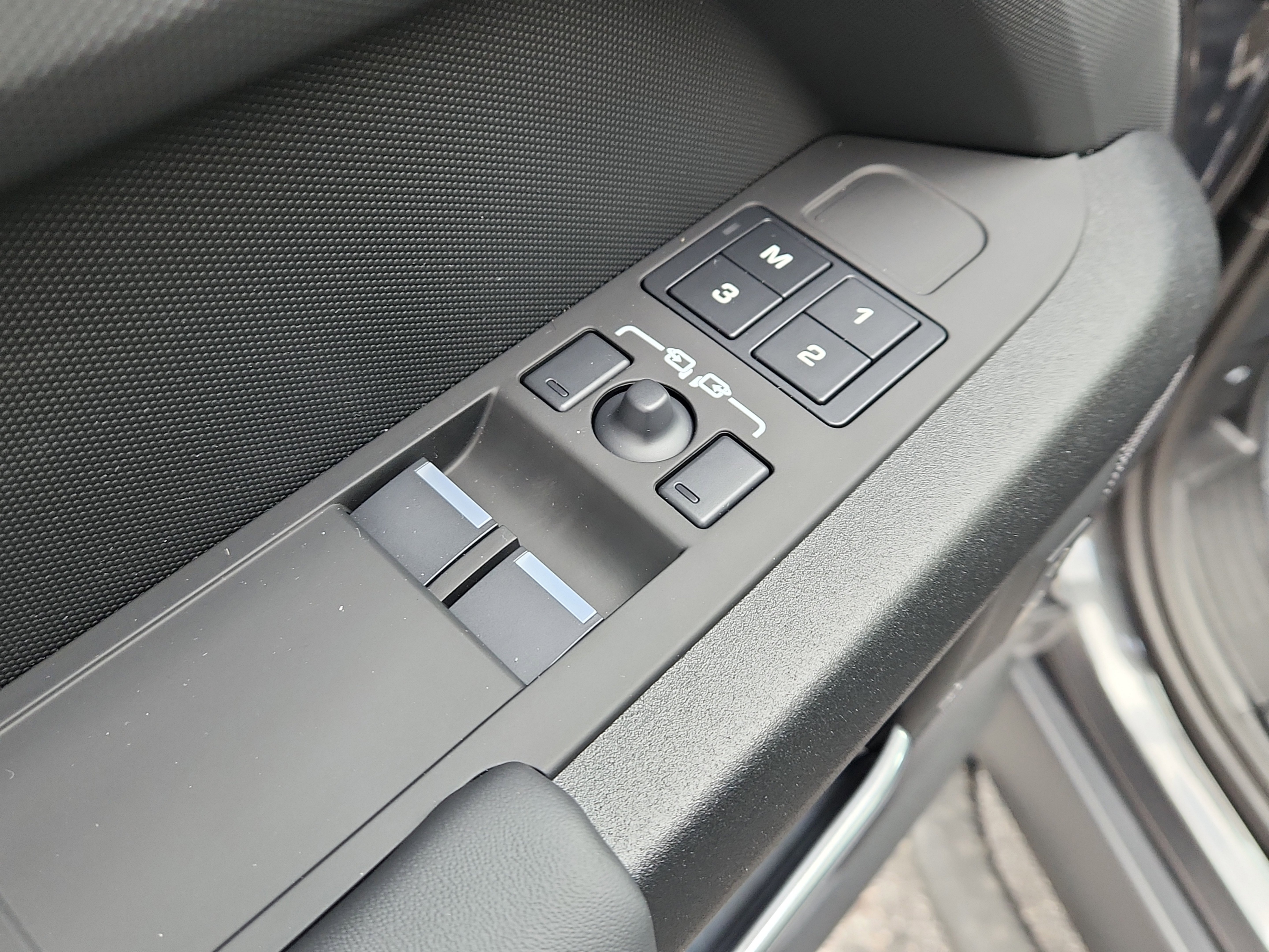 New 2025 Land Rover Defender 90 V8 image 9