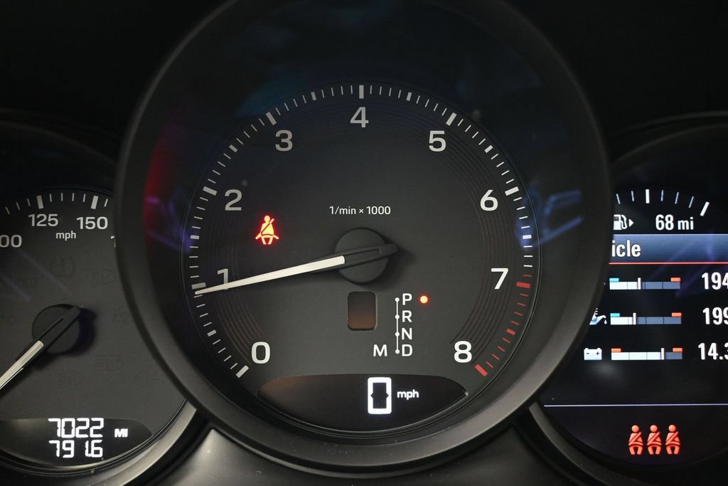 Certified 2023 Porsche Macan AWD/4WD image 23