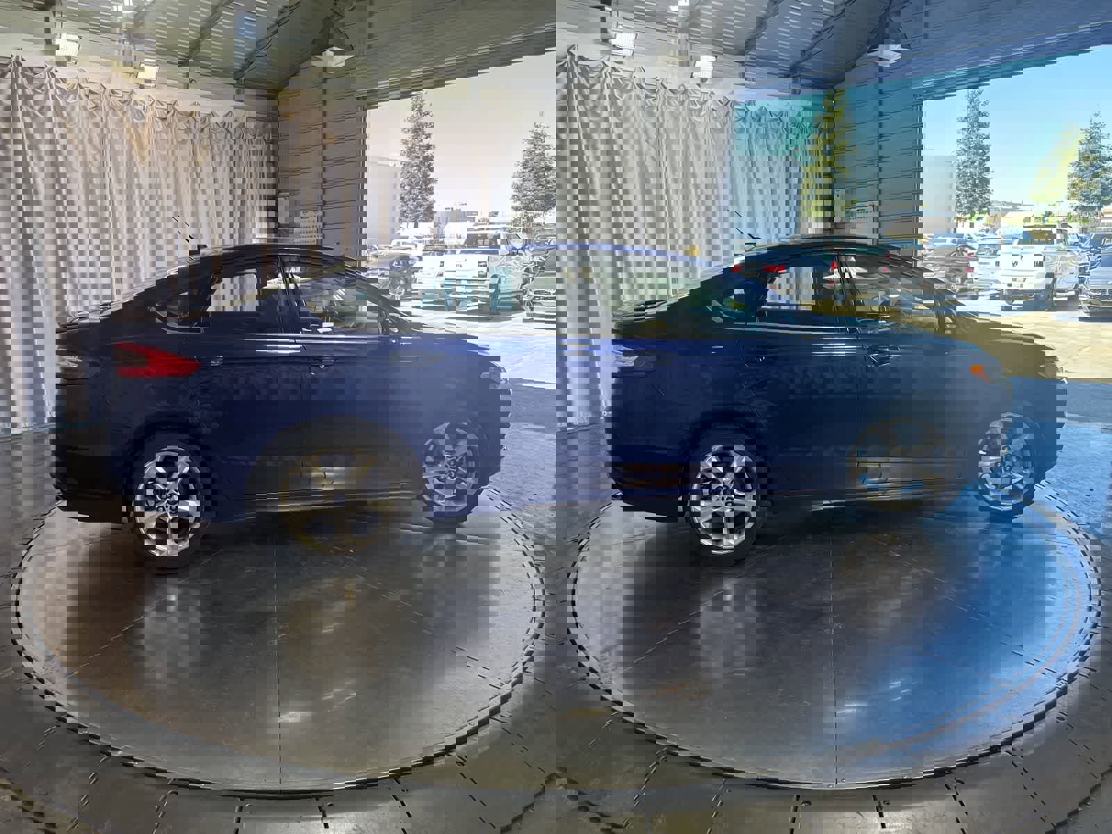 Used 2015 Ford Fusion SE w/ Equipment Group 201A image 3