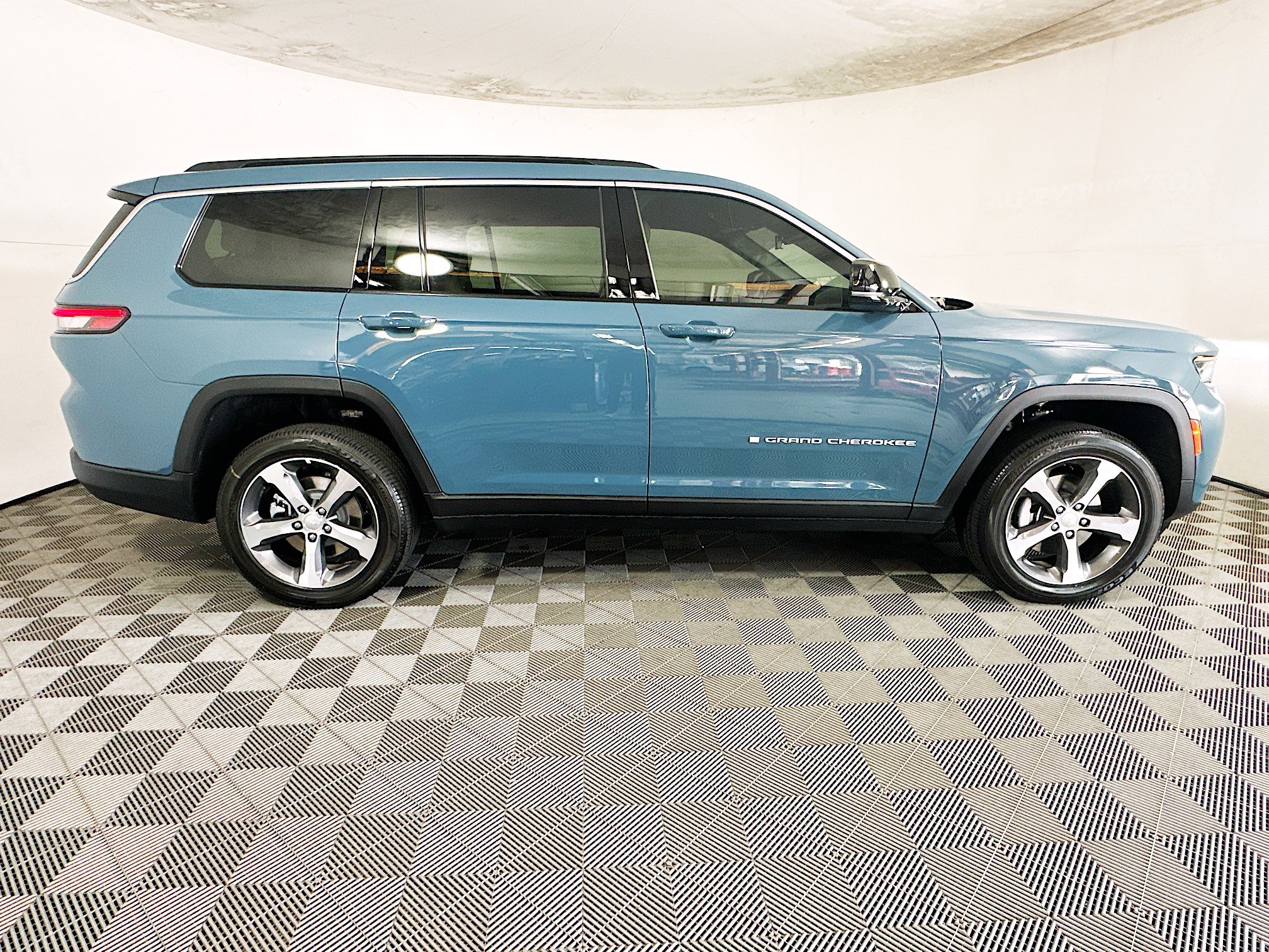 Used 2026 Jeep Grand Cherokee L Limited RWD image 2