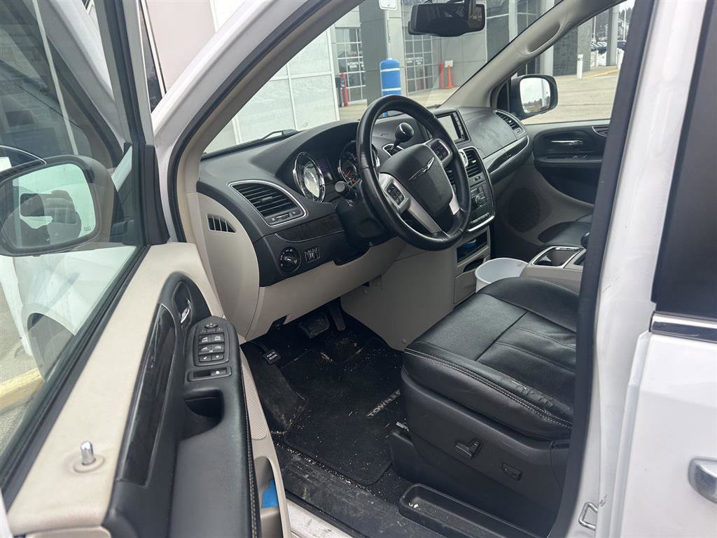 Used 2016 Chrysler Town & Country Touring-L w/ Driver Convenience Group image 3