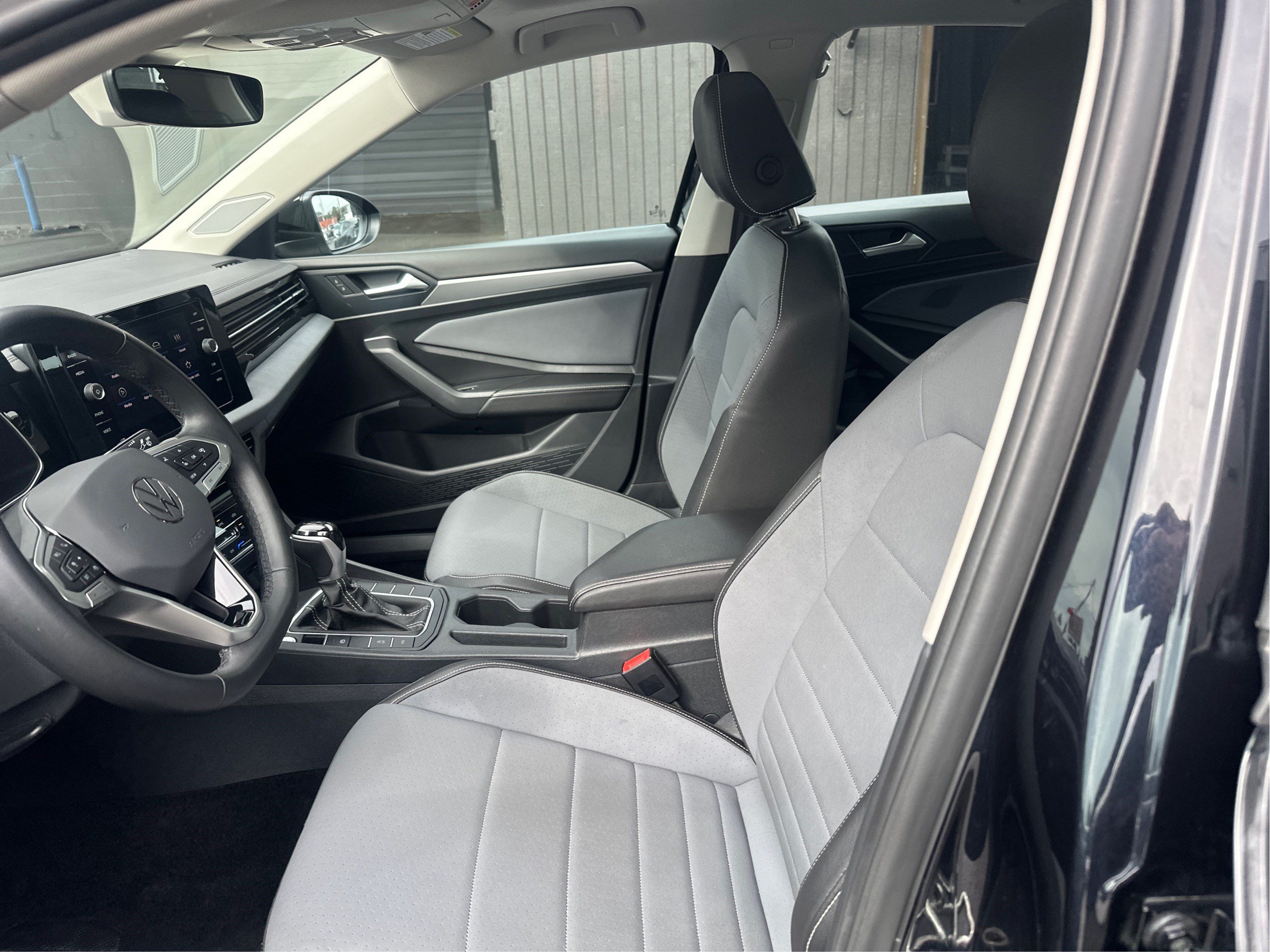 Used 2025 Volkswagen Jetta SE FWD image 9