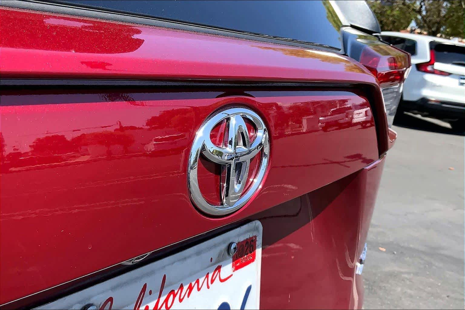 Used 2019 Toyota RAV4 XLE w/ Convenience Package FWD image 30