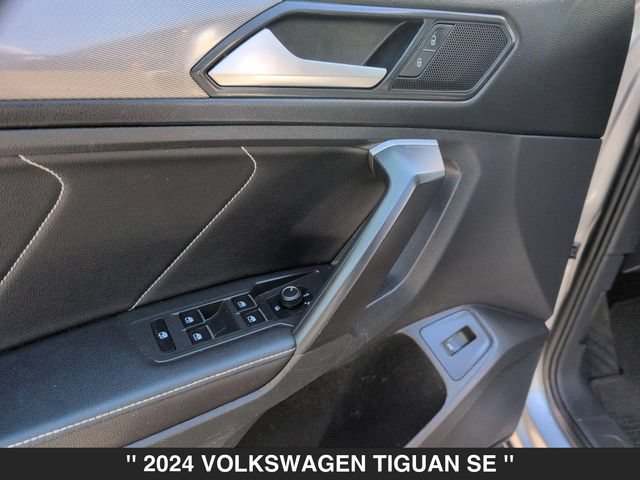 Used 2024 Volkswagen Tiguan SE AWD/4WD image 12