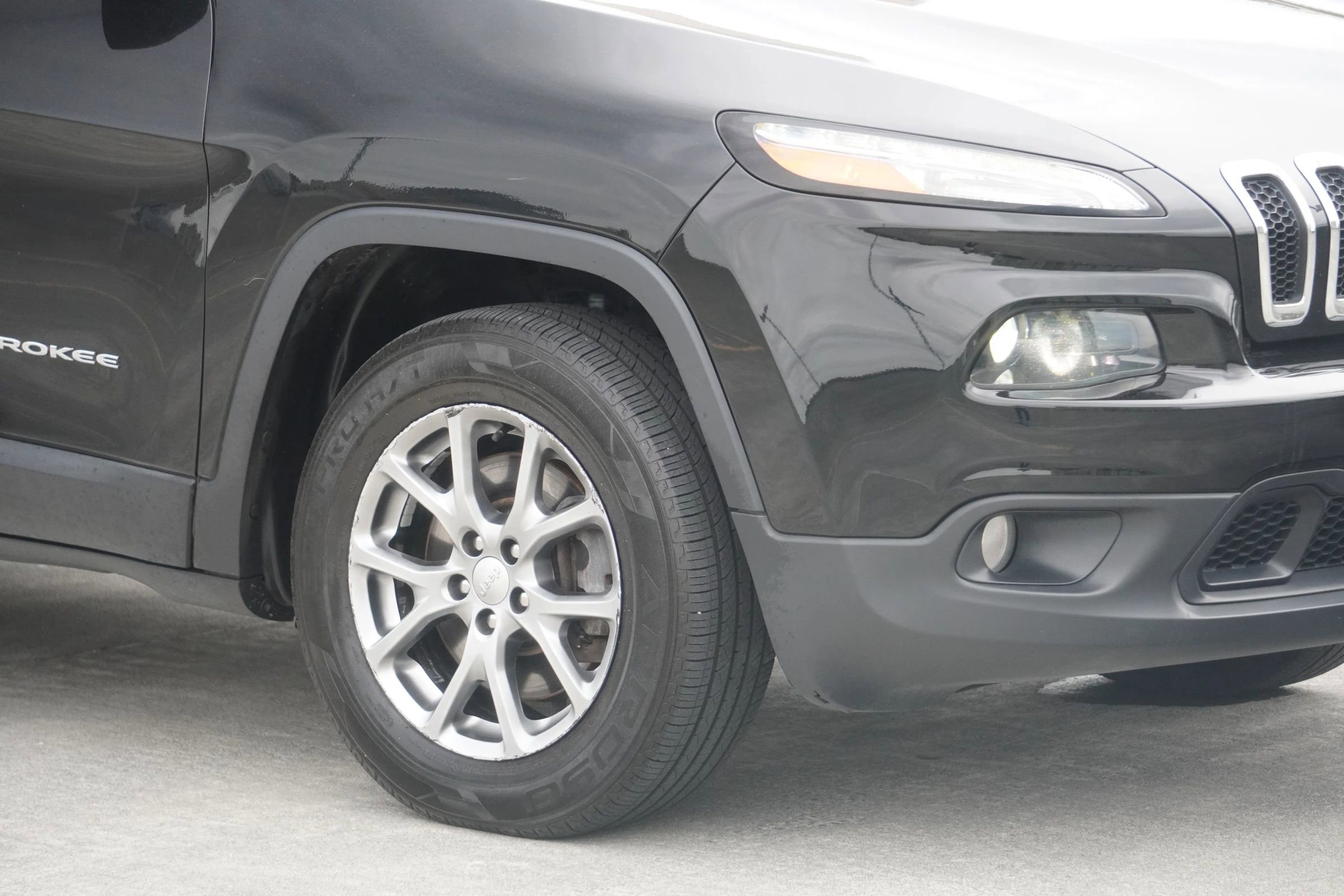 Used 2018 Jeep Cherokee Latitude Plus w/ Cold Weather Group image 28