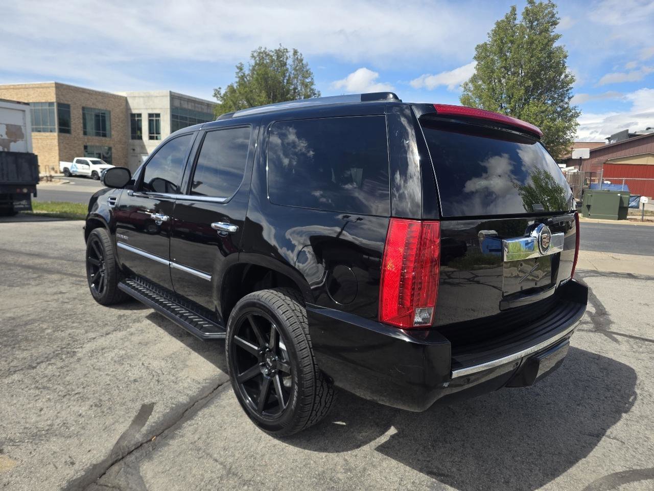 Used 2014 Cadillac Escalade Luxury AWD/4WD image 3