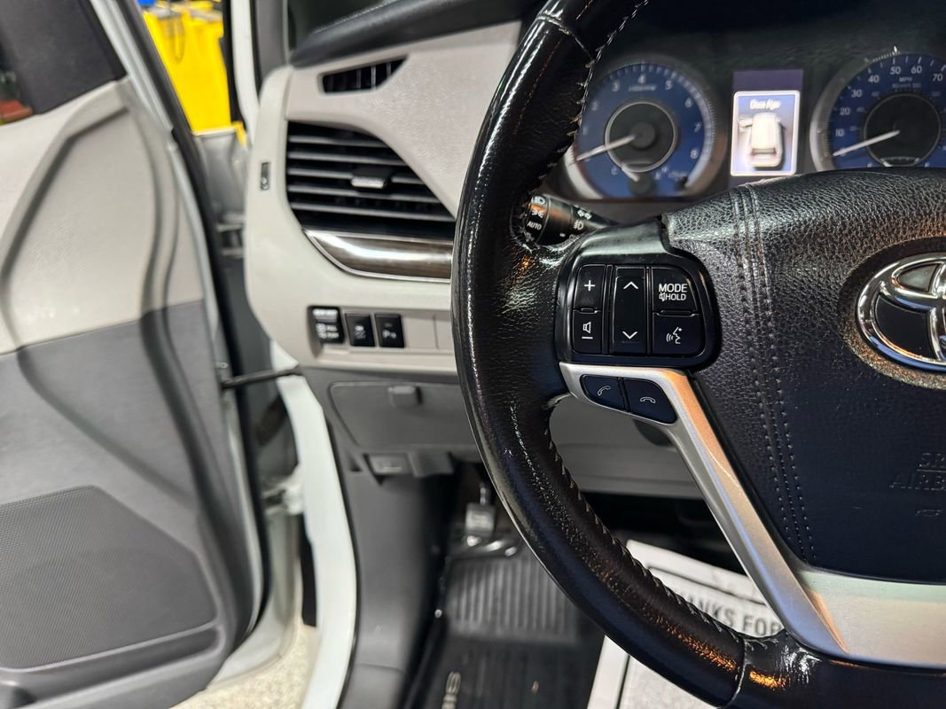 Used 2018 Toyota Sienna XLE Premium AWD/4WD image 23