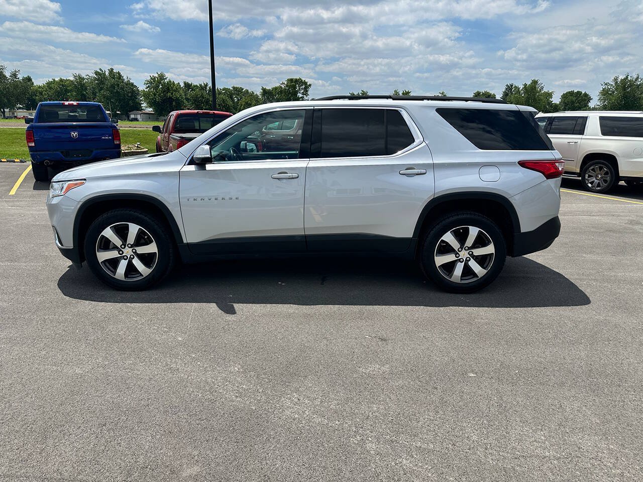 Used 2020 Chevrolet Traverse LT w/ LT Premium Package FWD image 7