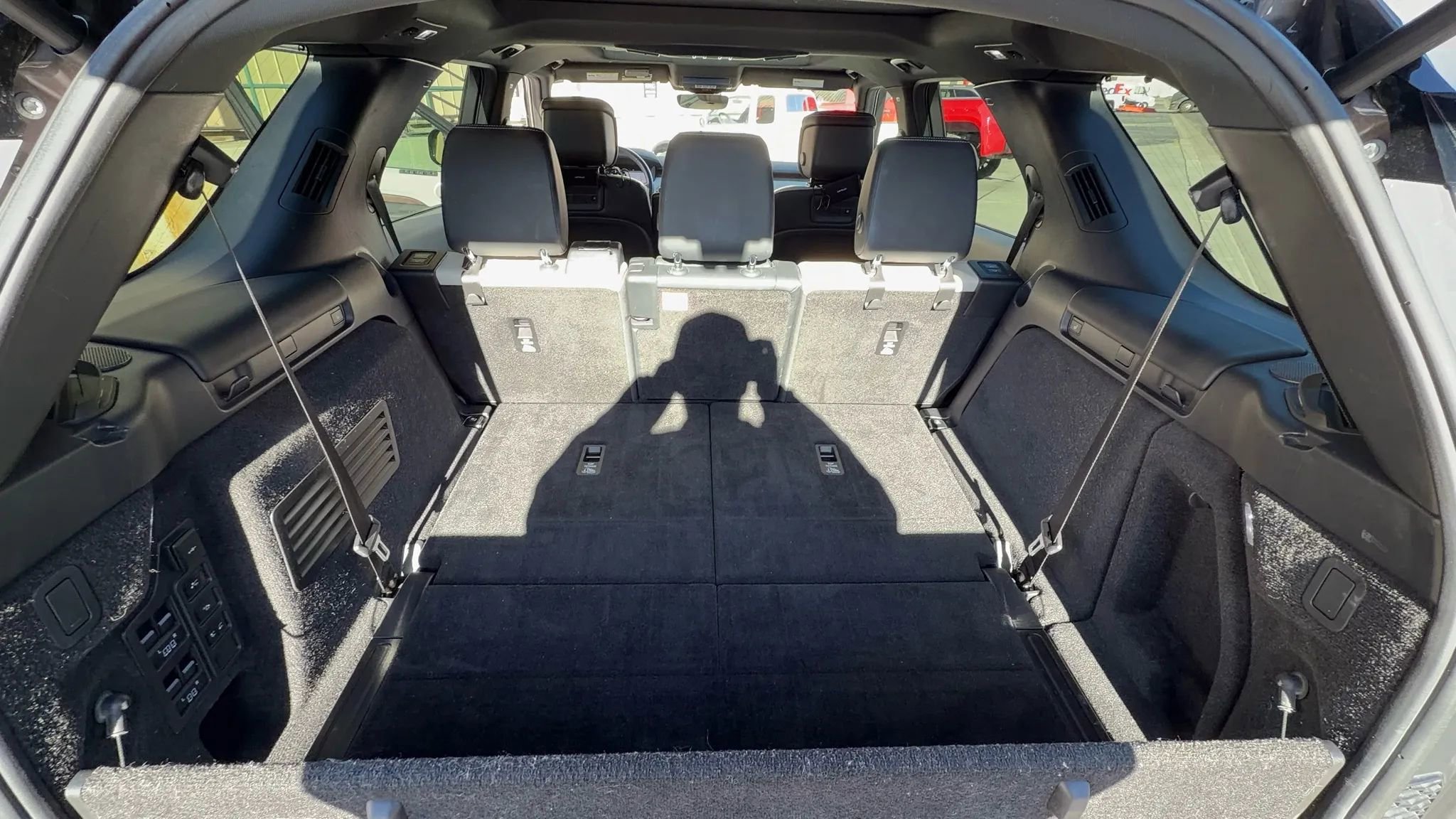 Used 2023 Land Rover Discovery Metropolitan Edition image 3