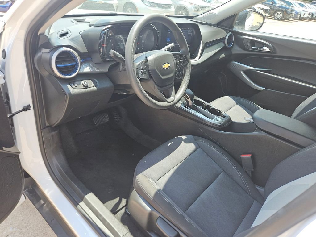 Used 2025 Chevrolet Trax LS FWD image 13