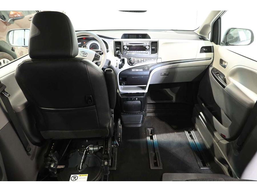 Used 2013 Toyota Sienna SE image 23