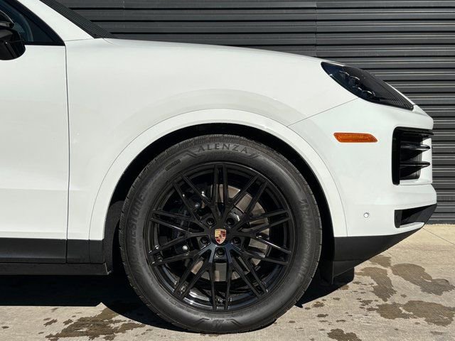 Used 2025 Porsche Cayenne AWD/4WD image 11