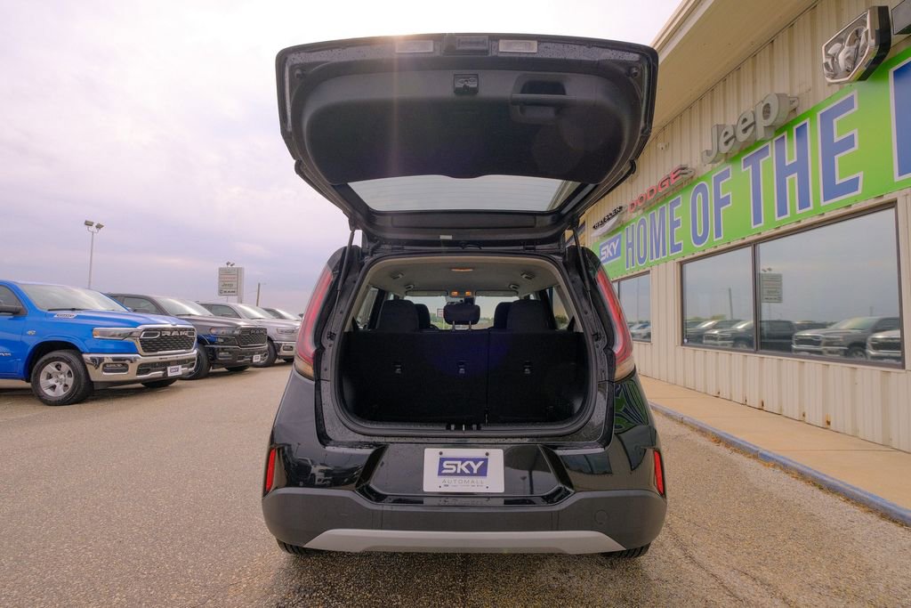 Used 2023 Kia Soul LX w/ LX Technology Package image 22