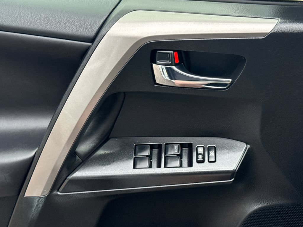 Used 2016 Toyota RAV4 XLE AWD/4WD image 34