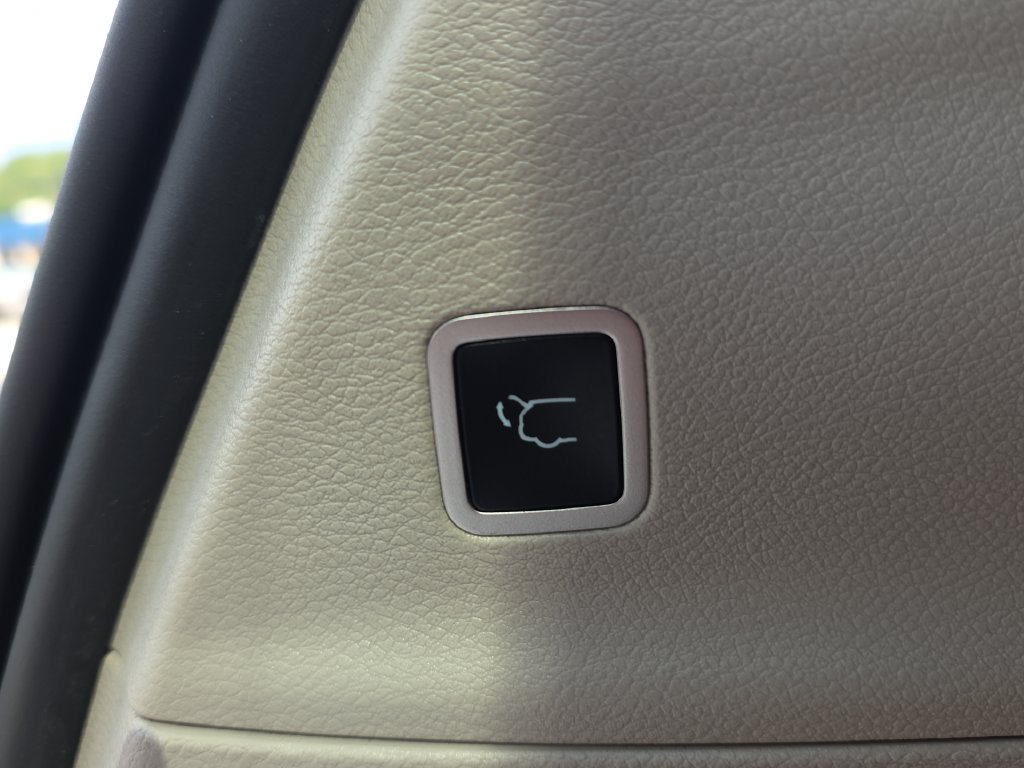 Used 2023 Chrysler Pacifica Touring-L FWD image 32