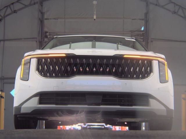 Used 2025 Kia Carnival FWD image 2