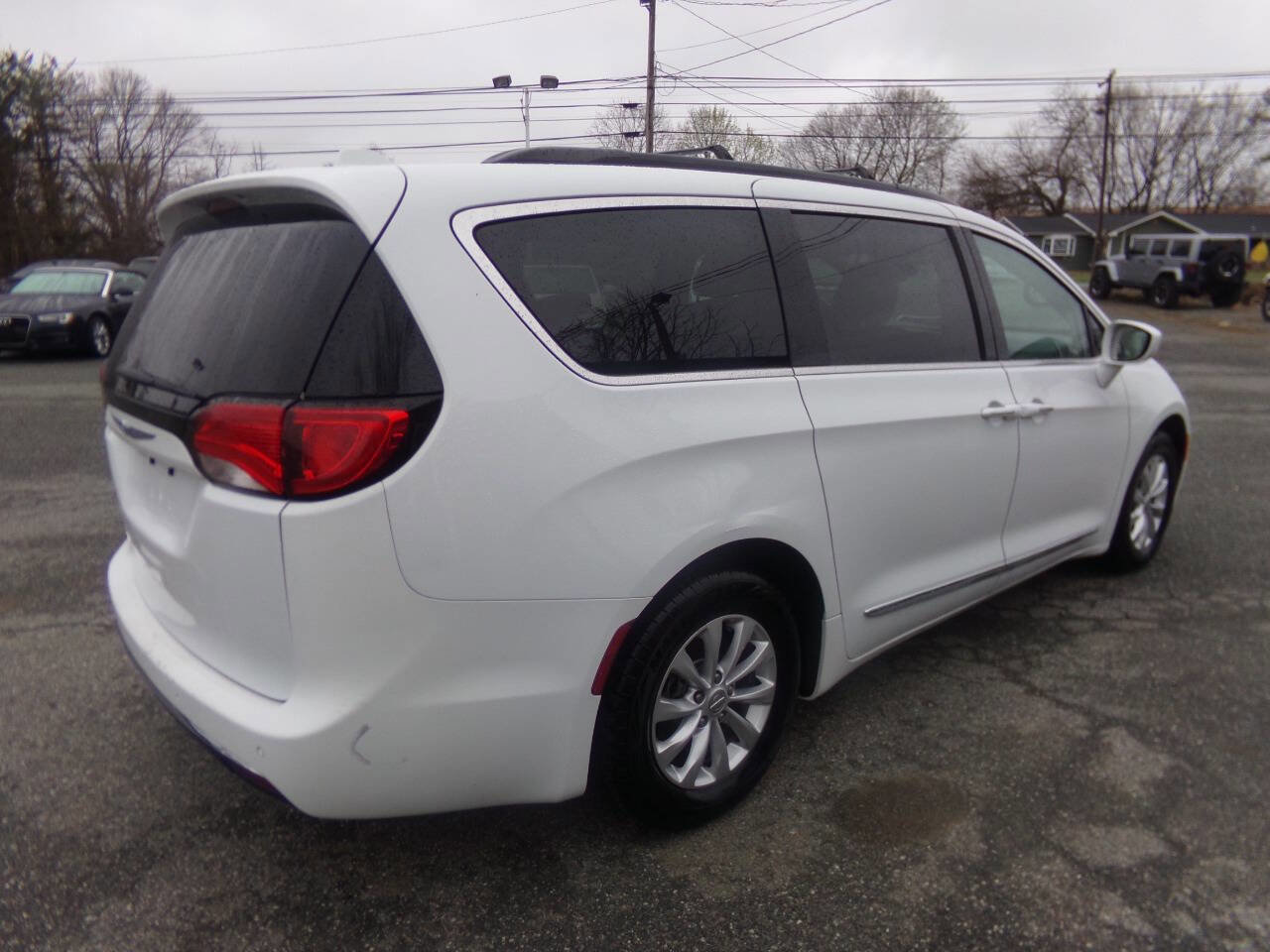 Used 2017 Chrysler Pacifica Touring-L image 7
