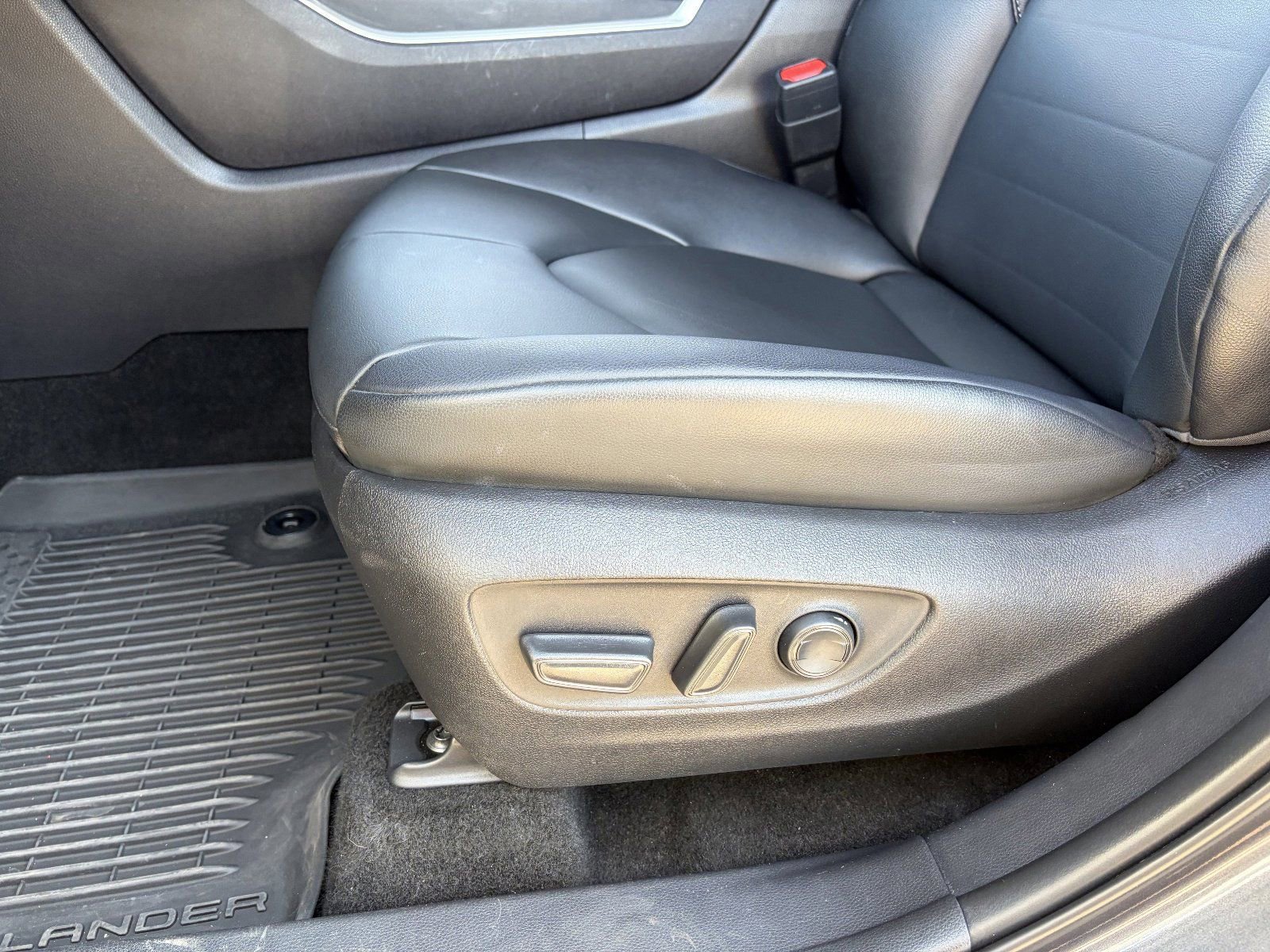 Used 2025 Toyota Highlander XLE FWD image 22