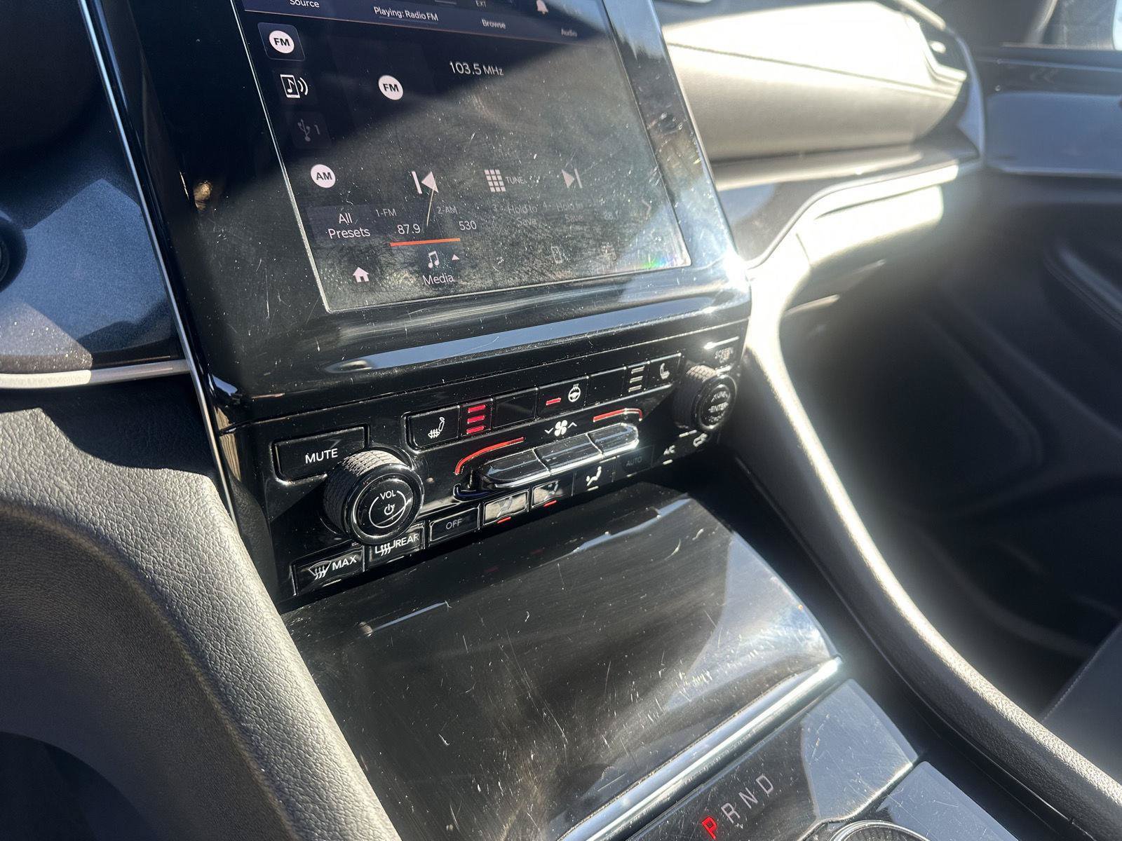 Used 2023 Jeep Grand Cherokee Laredo AWD/4WD image 31