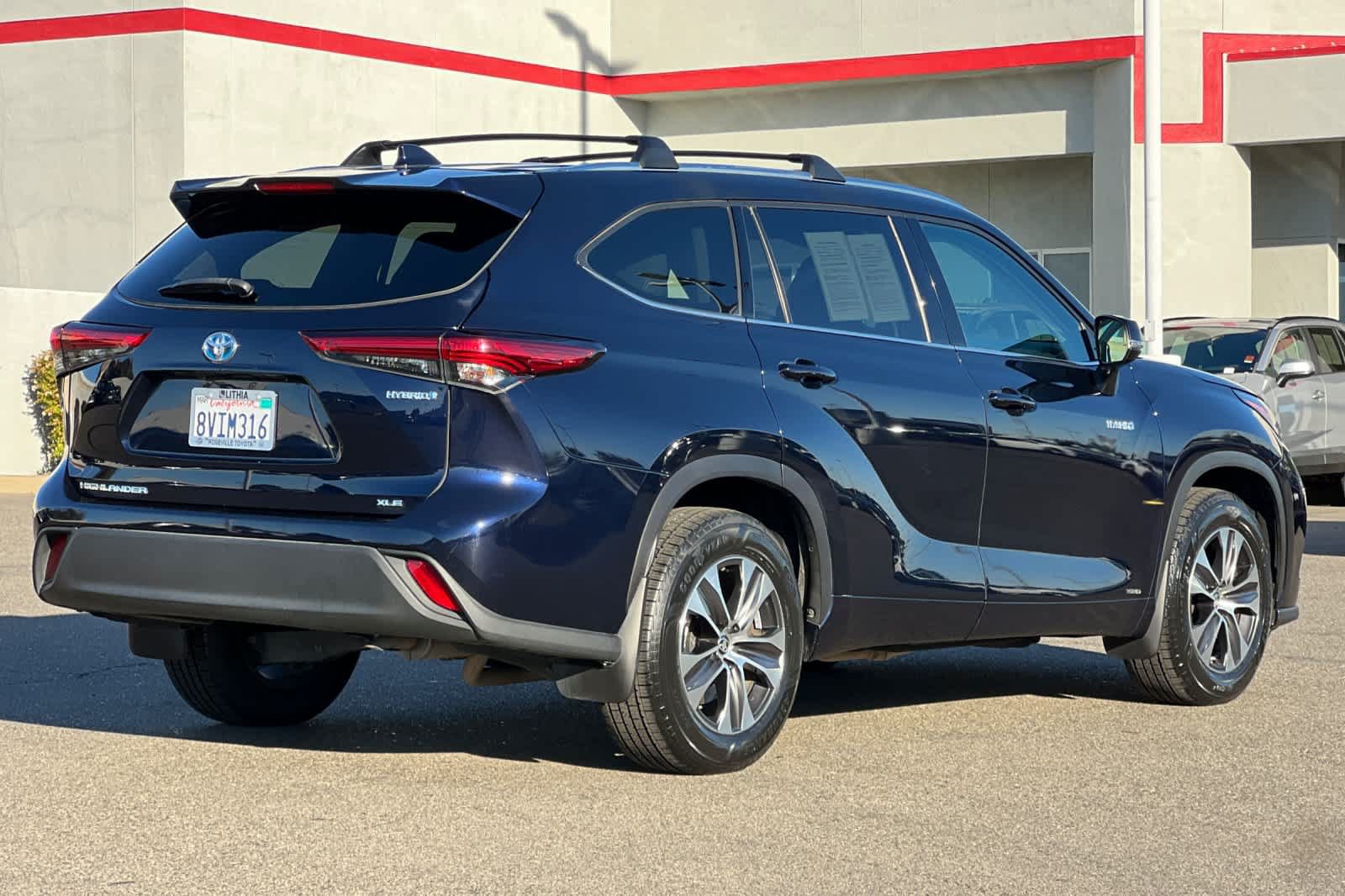 Used 2021 Toyota Highlander XLE AWD/4WD image 2