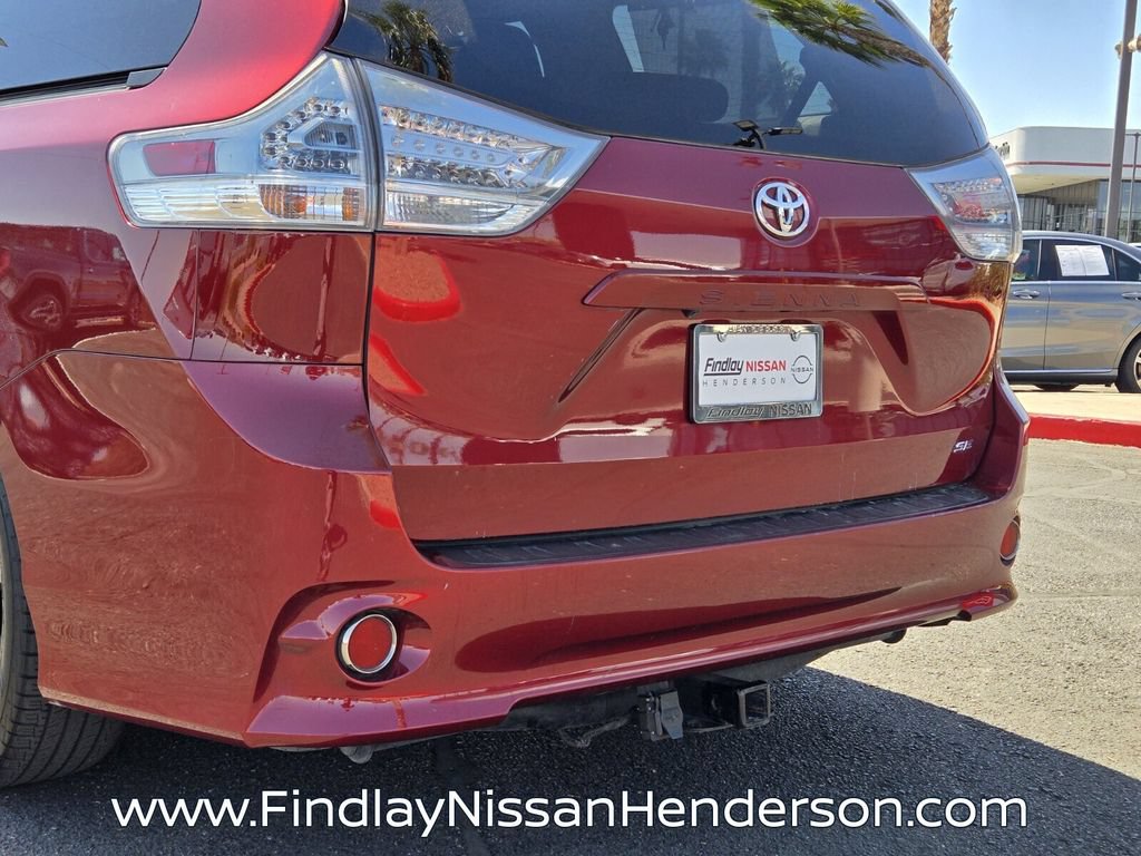 Used 2018 Toyota Sienna SE Premium w/ Carpet Mat Package FWD image 5