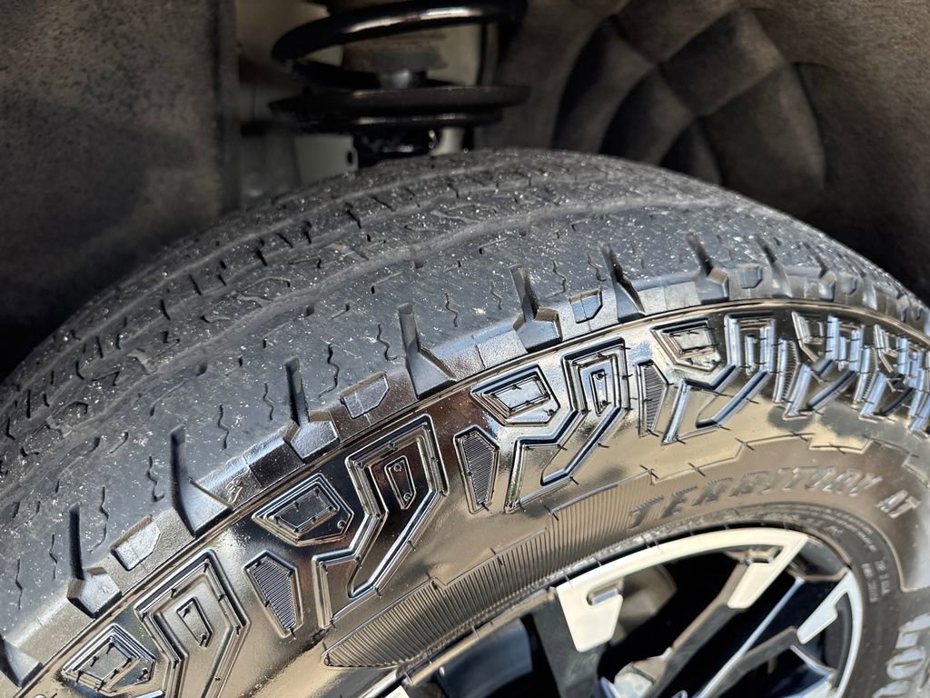 Used 2025 Chevrolet Traverse Z71 w/ LPO, Floor Liner Package AWD/4WD image 27