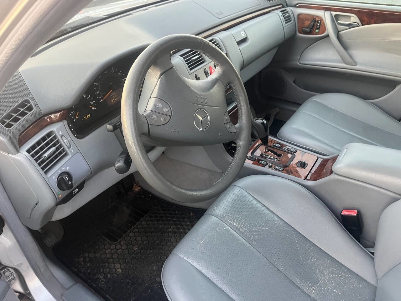 Used 2001 Mercedes-Benz E 320 E 320 4MATIC AWD 4dr Wagon image 10