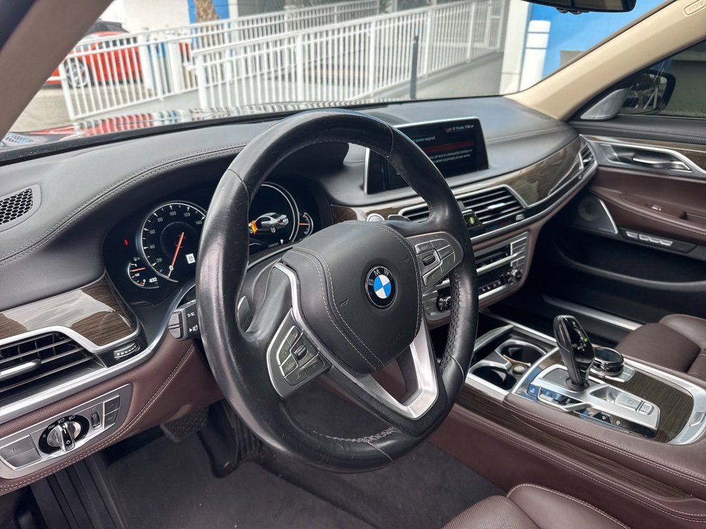 Used 2018 BMW 750i image 7