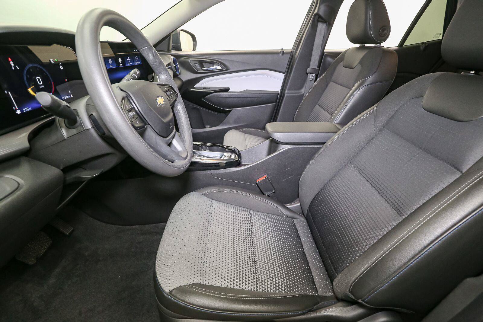 Used 2025 Chevrolet Trax LT FWD image 40
