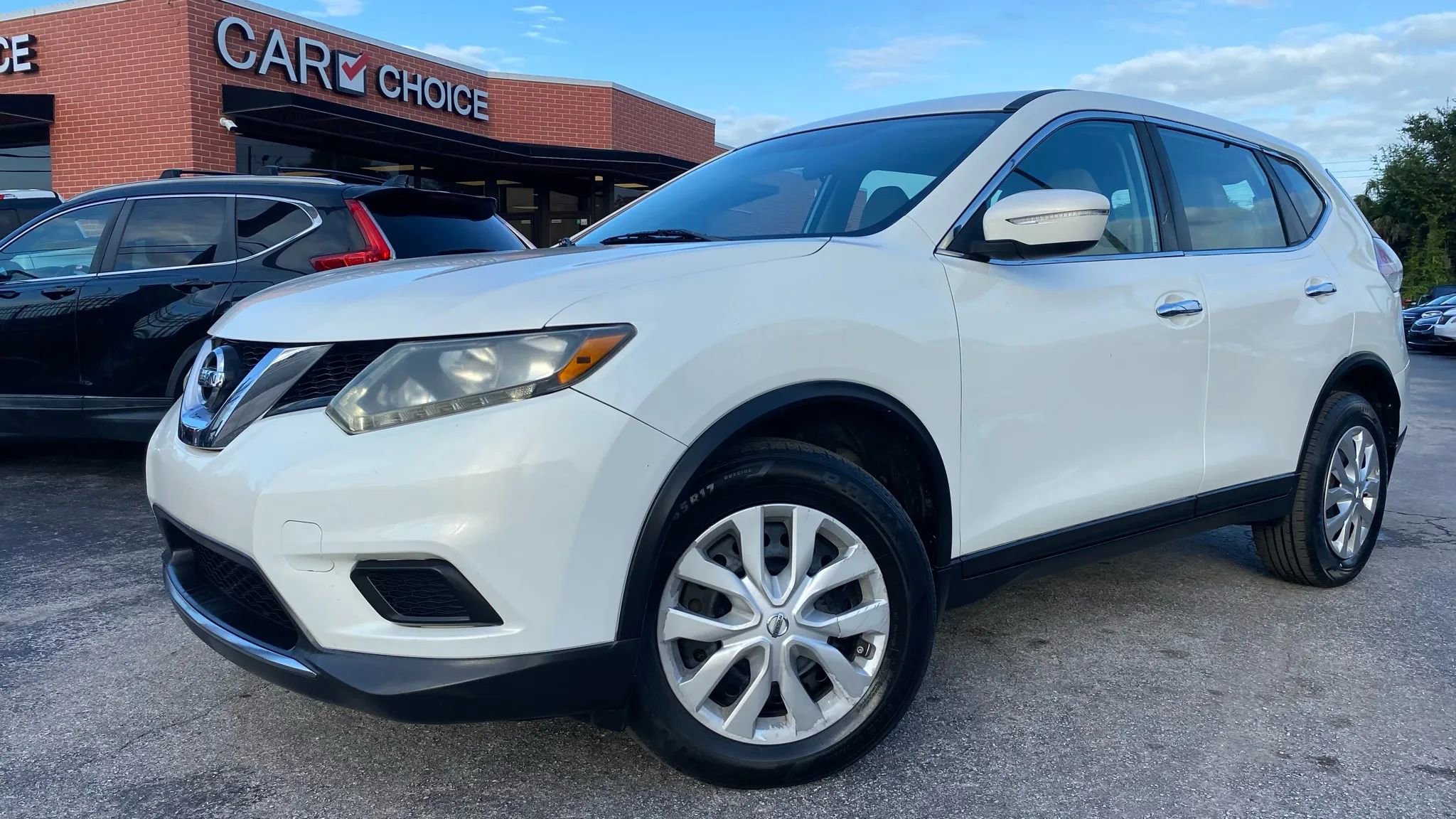 Used 2014 Nissan Rogue S image 1