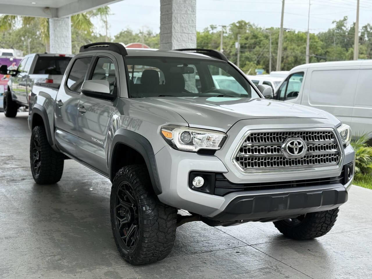Used 2017 Toyota Tacoma TRD Off-Road w/ Tow Package (A/T) image 10