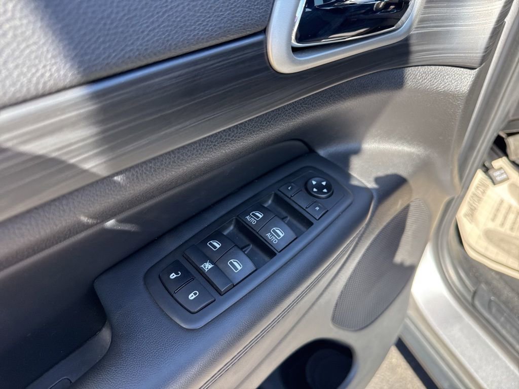 Used 2021 Jeep Grand Cherokee Laredo AWD/4WD image 14