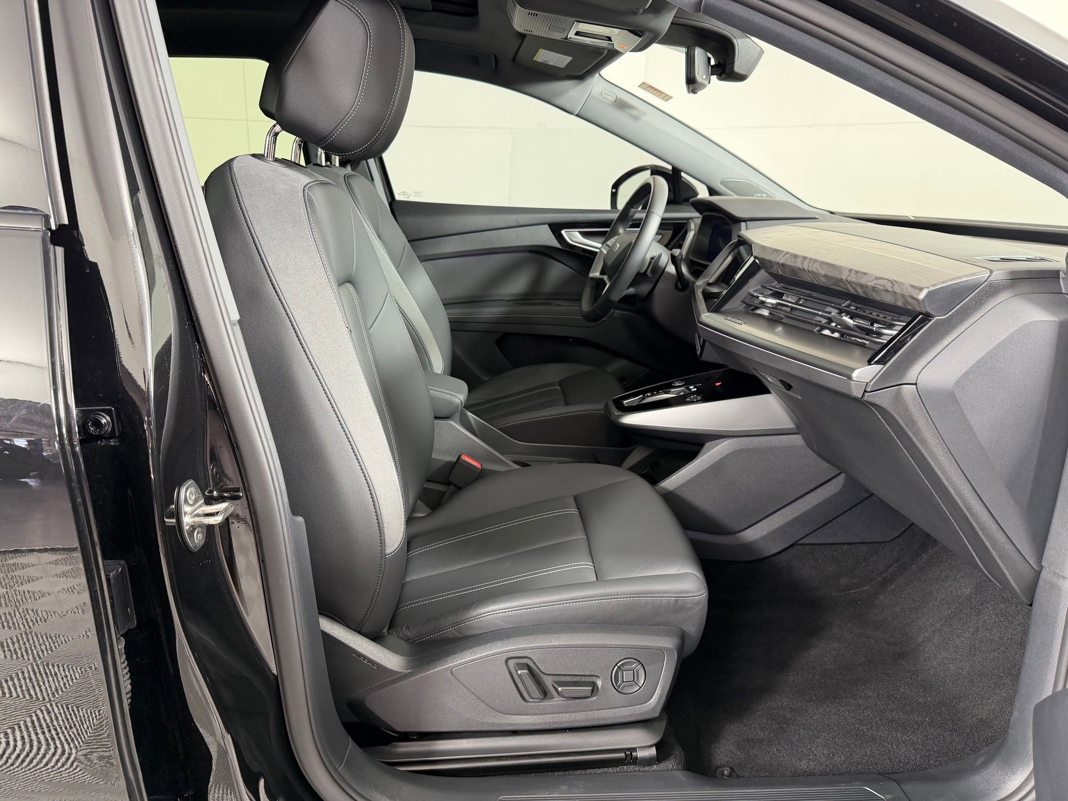 Used 2025 Audi Q4 e-tron Premium Plus image 29