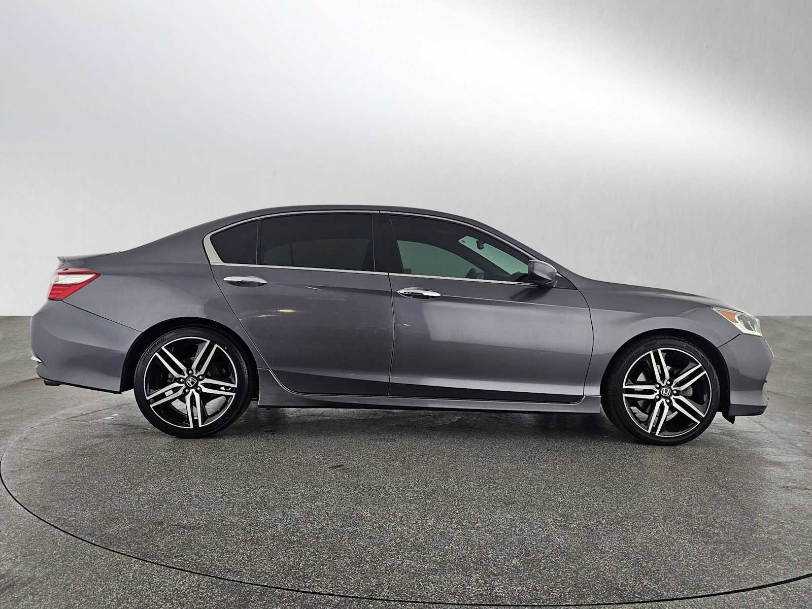 Used 2017 Honda Accord Sport image 2