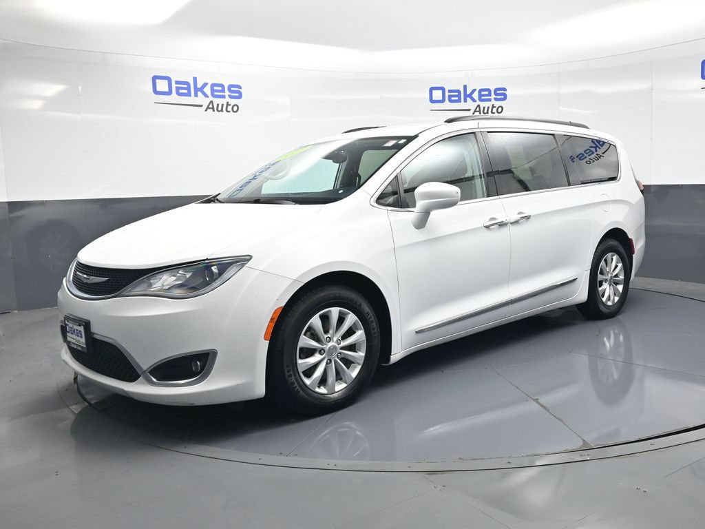 Used 2017 Chrysler Pacifica Touring-L FWD image 3
