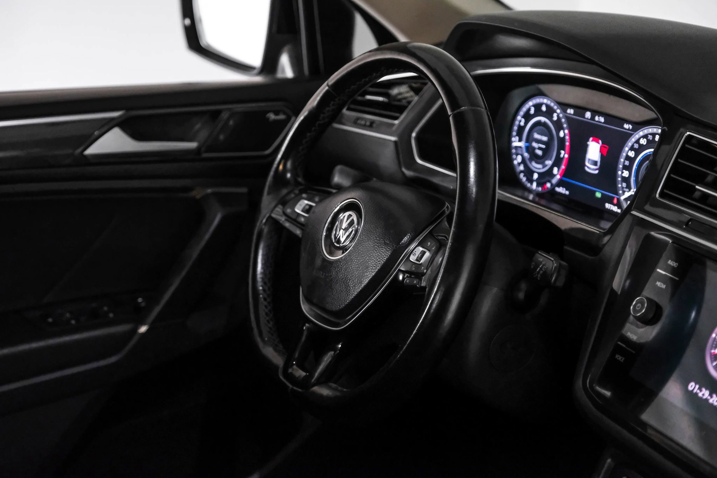 Used 2018 Volkswagen Tiguan SEL Premium image 16