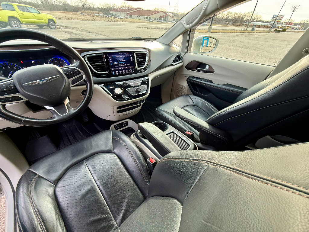 Used 2019 Chrysler Pacifica Touring-L Plus w/ Tire & Wheel Group image 13